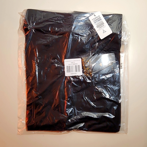 ❤️NWT VINTAGE TORRID SNOW WHITE EVIL QUEEN -  CROP LEGGING - DISNEY VILLAINS 4X - Picture 12 of 16